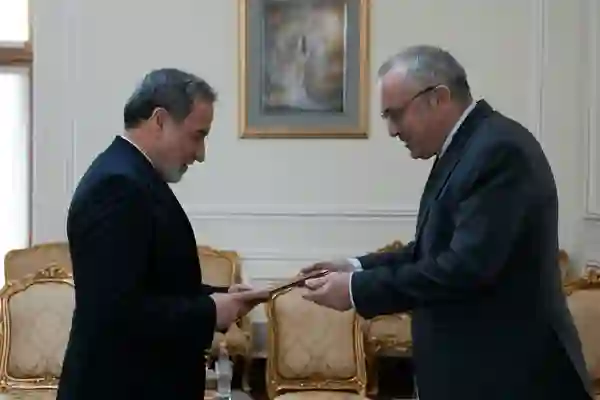 آیدن کرونین رونوشت استوارنامه خود را تسلیم کرد