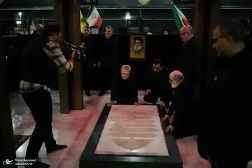 تصاویر رسمی از حضور علی لاریجانی بر سر مزار سید حسن نصرالله