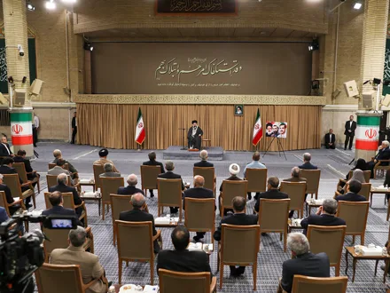 دیدار رئیسجمهور و اعضای هیئت دولت با امام خامنه ای – معیشت مردم از مهمترین مسائل کشور است دیدار رئیسجمهور و اعضای هیئت دولت با امام خامنه ای – معیشت مردم از مهمترین مسائل کشور است