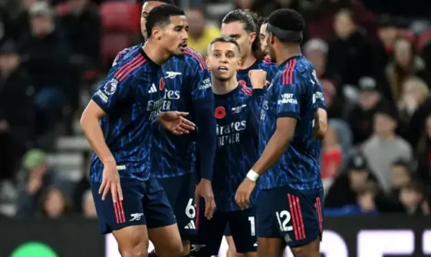 سد دفاعی نفوذناپذیر آرسنال بالاخره شکست؛ رکورد تاریخی توپچی‌ها در “آف‌لایت” متوقف شد