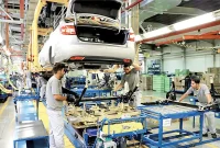 چالش اصلی خودروسازان: کمبود نقدینگی و حکمرانی معیوب