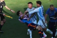 درگیری جنجالی لئاندرو پاردس با گاوی پس از فینال جام جهانی ۲۰۲۶